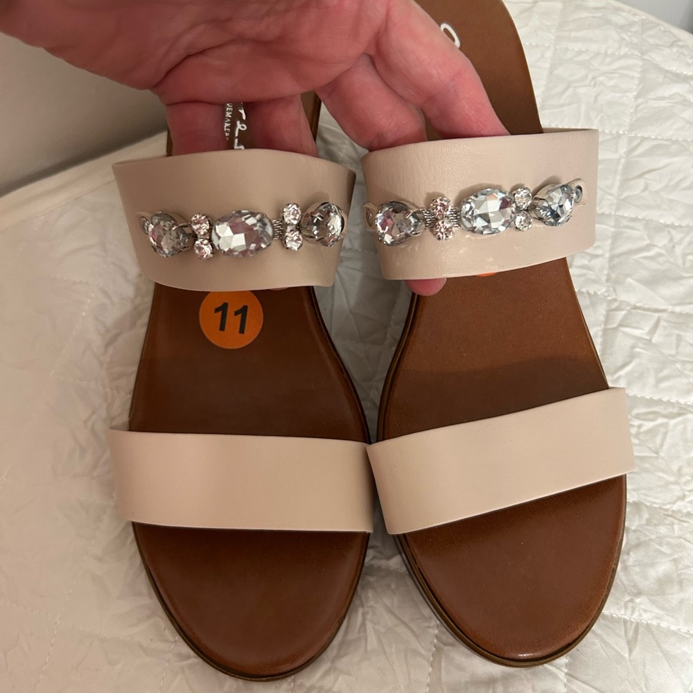 Italian Shoemakers Cream Wedge w/Bling NWOT